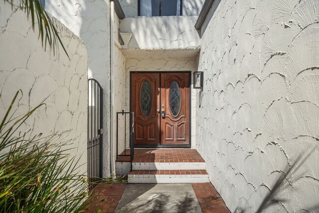 Building Photo - 109 Avenida Mesita