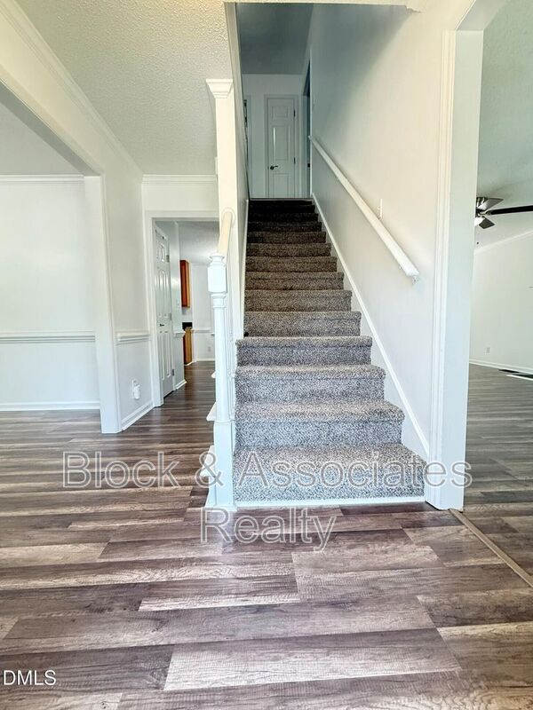 Foto del edificio - 401 Holly Berry Ln
