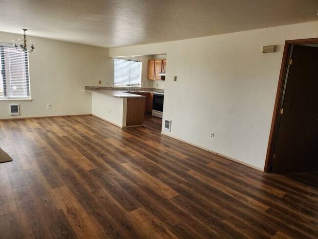 Foto del edificio - Updated Duplex In Manette With Water View