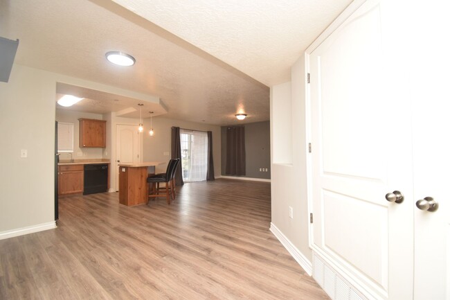 Building Photo - Stylish 2 Bed 2 Bath Condo in Prime Draper Location!!!