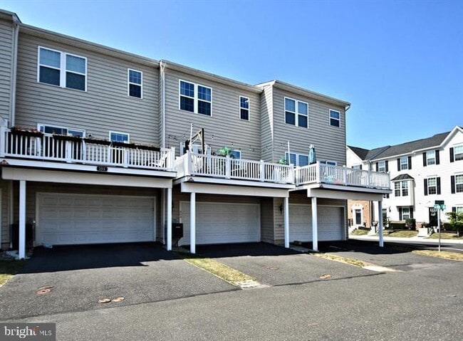 Building Photo - 353 E Hancock St