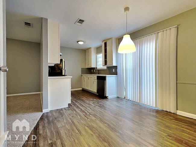 Building Photo - 1010 N Meadows Dr