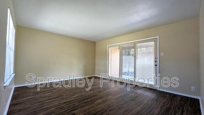 Foto del edificio - 1806 Azalea Dr