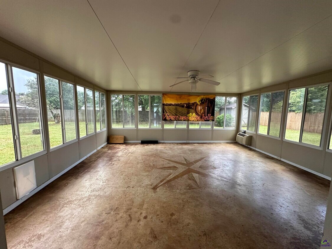 Building Photo - 225 Autumn Woods Dr