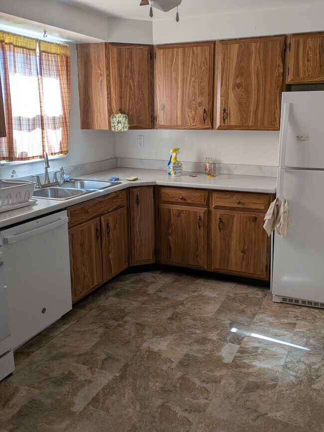 Building Photo - 1916 Plainview Ave