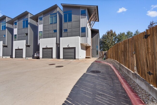 Foto del edificio - Luxury Living In Perfect South Austin Location