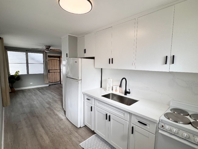 Building Photo - 722 University Ave