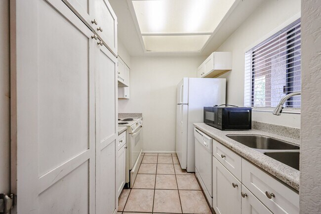 Building Photo - Centrally located and affordable in Woodla...