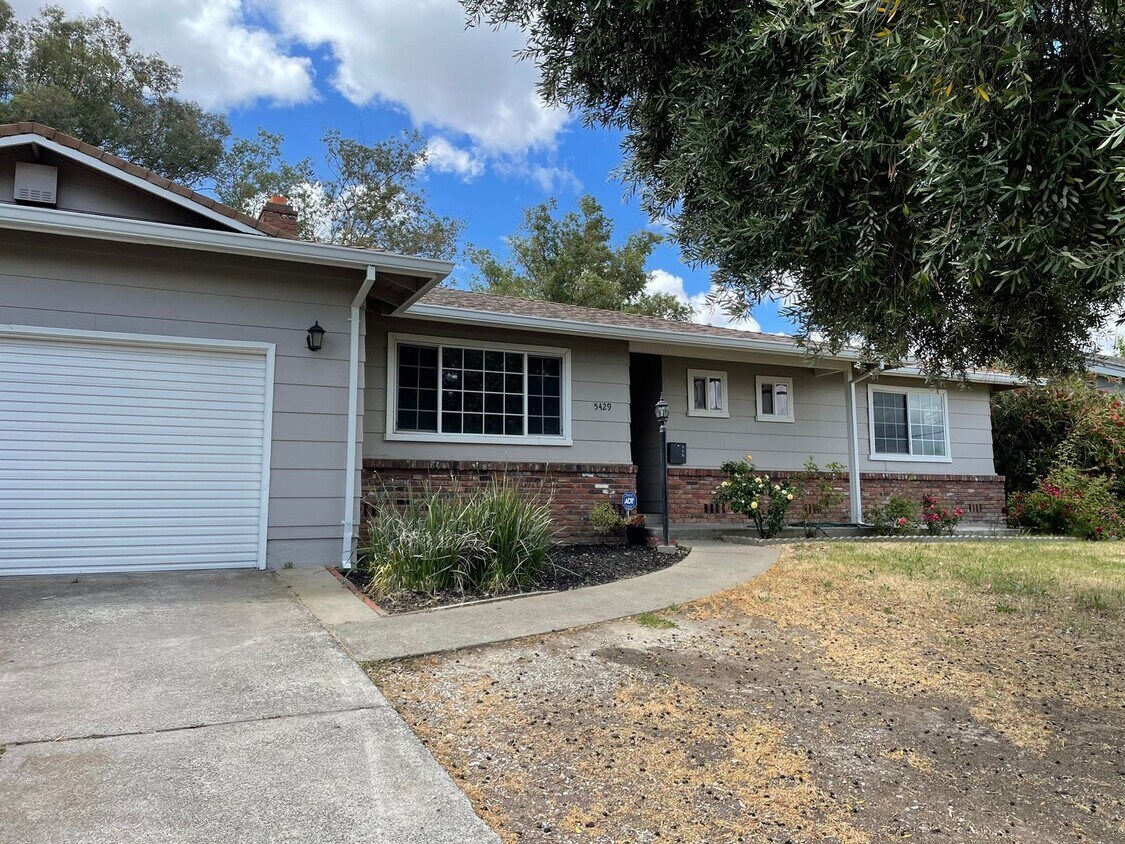 Foto principal - Now Available – Stylish 3-Bed, 2-Bath Home...