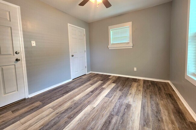 Foto del edificio - Welcome to this Remodeled 4/1 Pool Home!