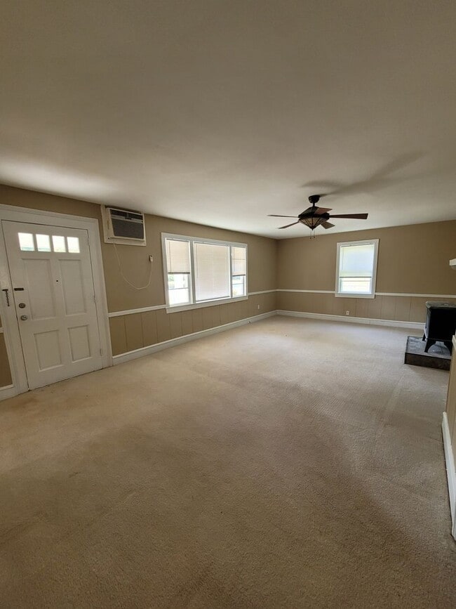 Building Photo - Madison Co. –3Bedroom, 1 Bathroom- Comer, GA – QUIET NEIGHBORHOOD – HOME SITS ON BEAUTIFUL CORNER...