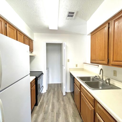 Kitchen - 2100 Windsor Dr