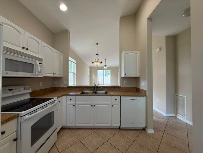 Building Photo - 3629 Pine Oak Cir