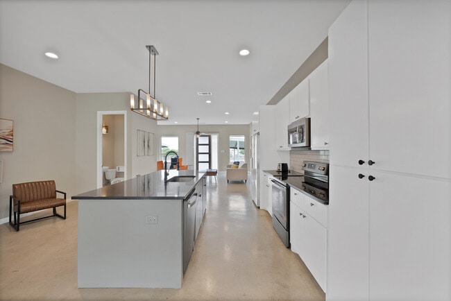 Building Photo - 4635 Calmont Ave