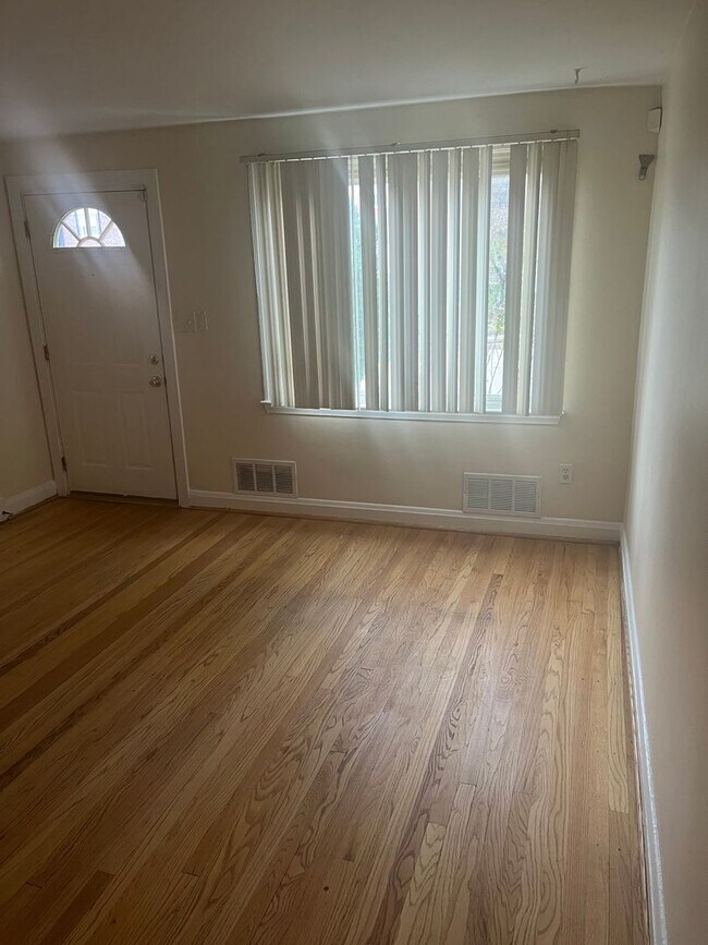 Foto del edificio - 3bed 1.5 Bathroom Townhome located 4353 Ro...