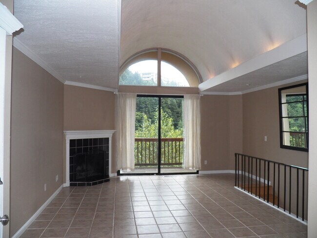 Foto del edificio - Southwest Portland Condo with views!