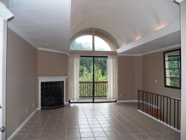 Building Photo - Southwest Portland Condo with views!