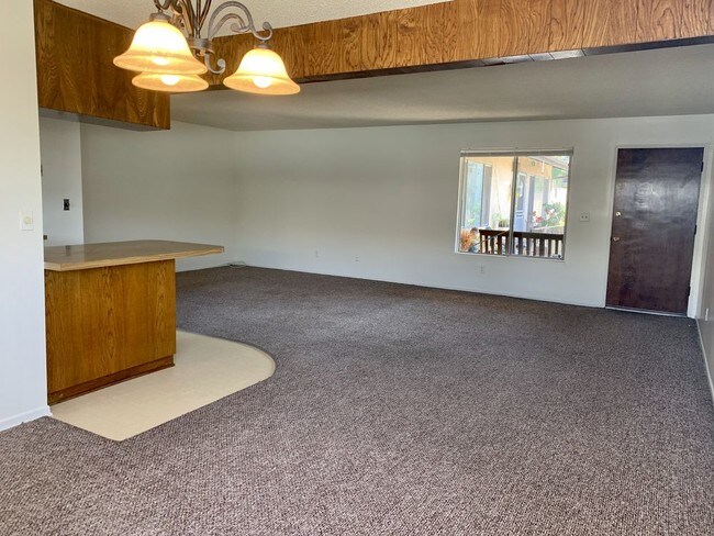 Building Photo - Upstairs 2 BR Spacious Apartment