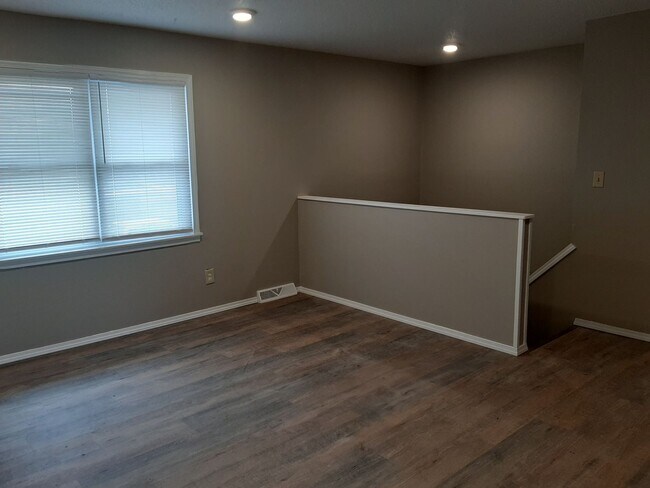 Foto del edificio - 3 Bedroom 2 bath $1250! Basement! 2 Car ga...