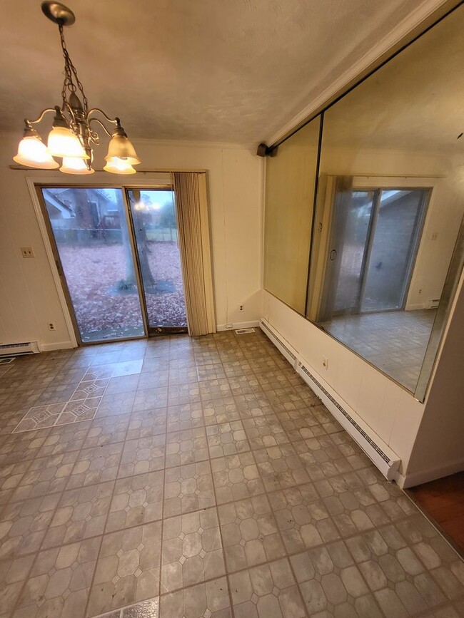 Building Photo - Well Maintained home in North Charlotte