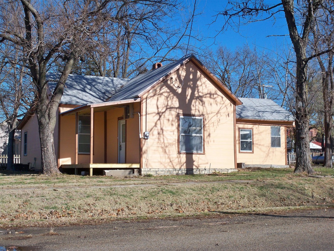Building Photo - 120 S Remmele St