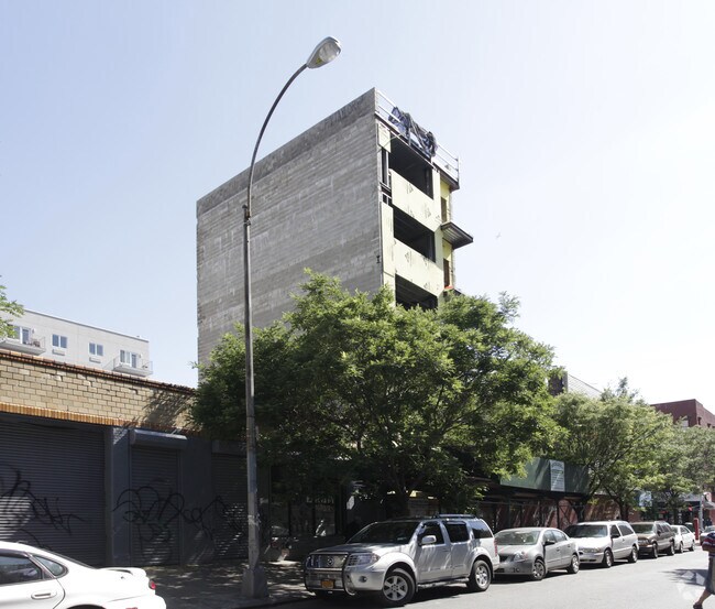 Building Photo - 135 Boerum St