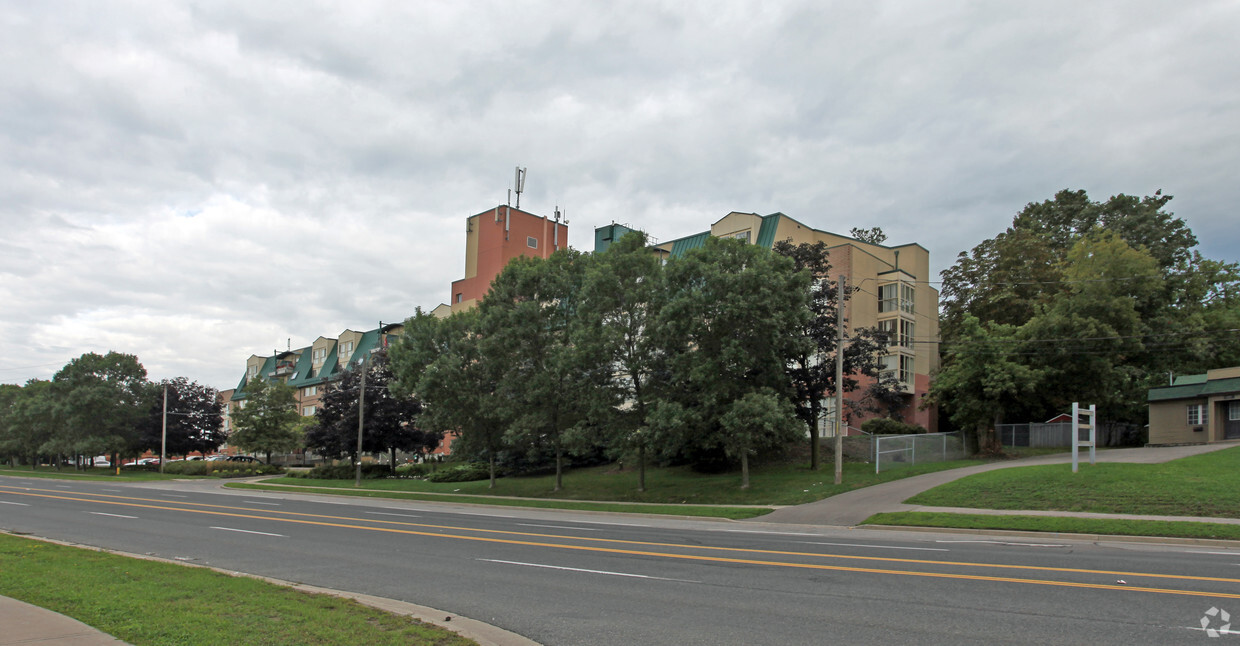 Photo du bâtiment - Rougemount Co-op