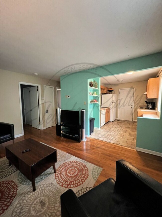 Building Photo - Furnished, Ranch Style Two Bedroom in the heart of Edgehill on Special!