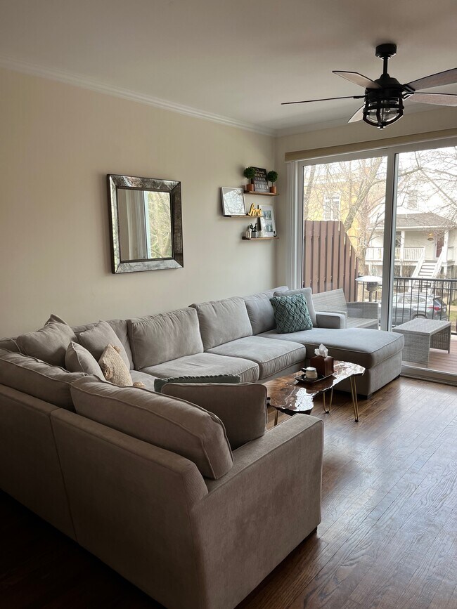 Living room - 1827 W Oakdale Ave