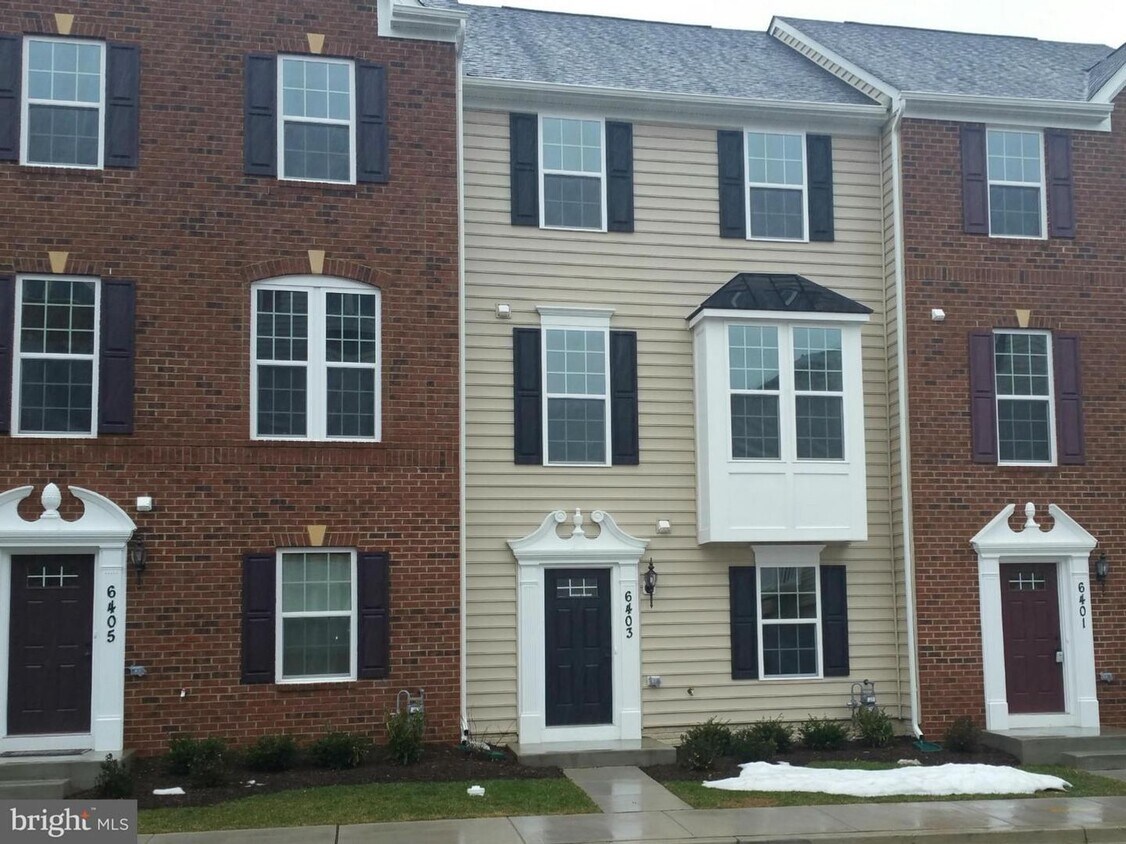 Primary Photo - 3 Level Townhouse in the sought after Lint...