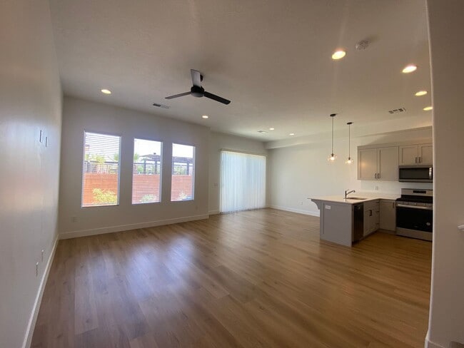 Building Photo - SPACIOUS TOWNHOME AVAILABLE FOR RENT