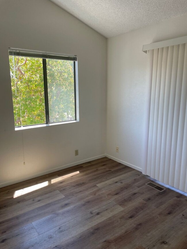 Foto del edificio - Nice Upstairs End Unit near Cal Poly!