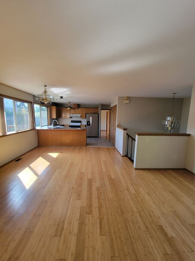 Foto del edificio - 3 bedroom home with 2 car garage built in ...