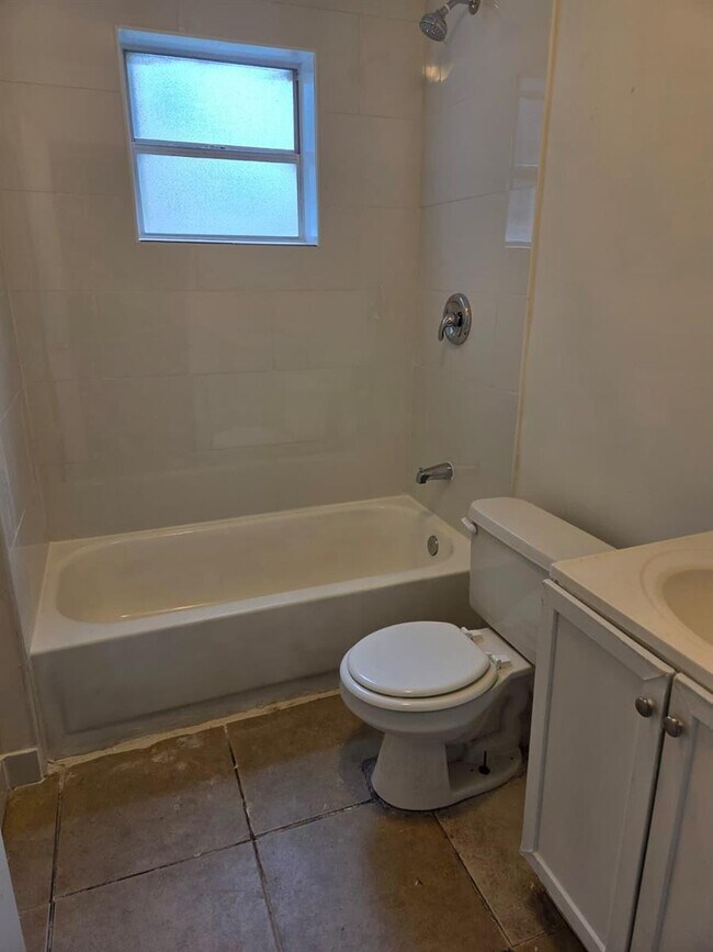 Foto del edificio - 1633 W 28th St