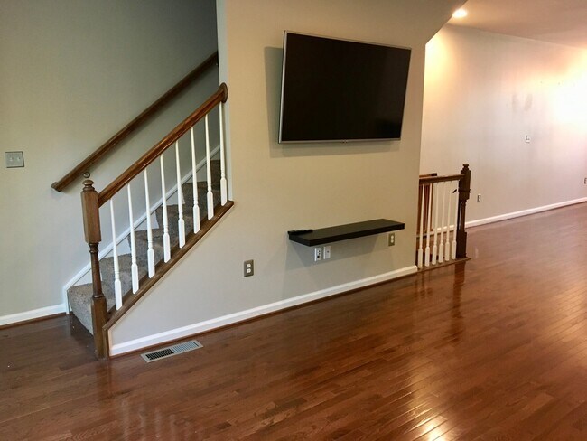 Foto del edificio - Charming 2Bed/2.5Bath in Greektown, MD!