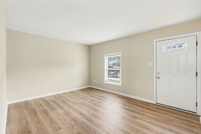 Foto del edificio - Updated 2BR Townhome Minutes from Central Park & Mary Washington Hospital!