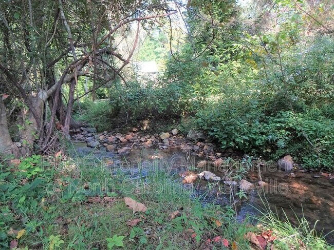 Foto del edificio - 468 Beaverdam Rd