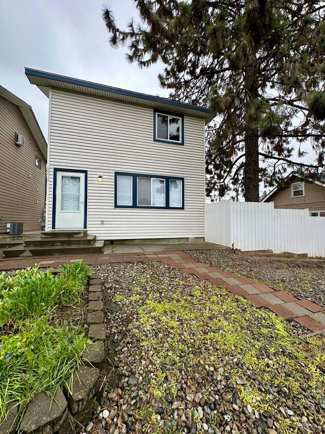 Foto principal - Beautiful 3 Bedroom South Hill Home