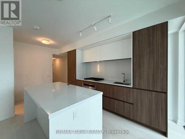 Building Photo - 1-401 Hillsdale Ave W