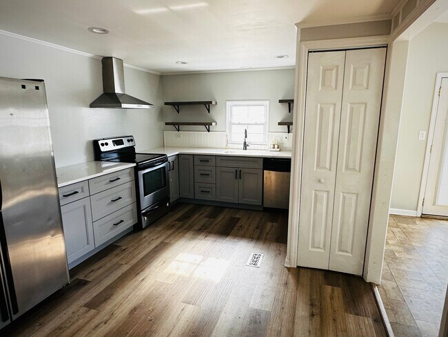 Gabinetes con cierre automático, almacenamiento en despensa y pisos nuevos. - 5 Greenwich Dr