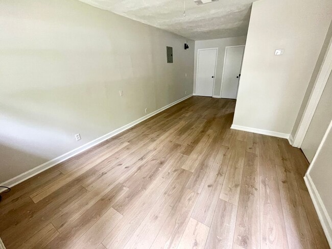 Building Photo - 1 Bedroom/1 Bath Duplex Unit Available for Rent in Brandon!