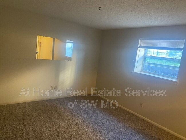 Building Photo - 808 E Walnut St