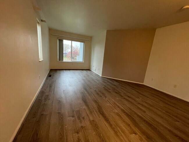 Foto del edificio - Application Pending - 4 Bedroom Home For R...