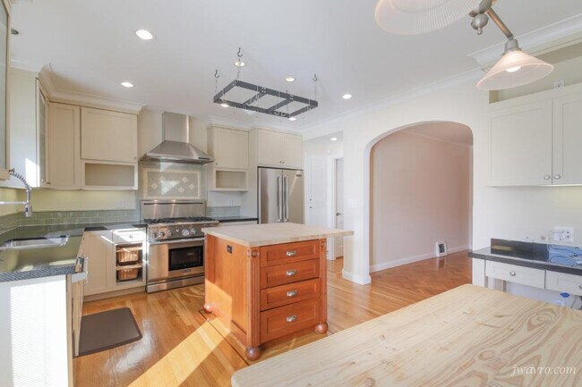 Foto del edificio - 348 Stratford Dr