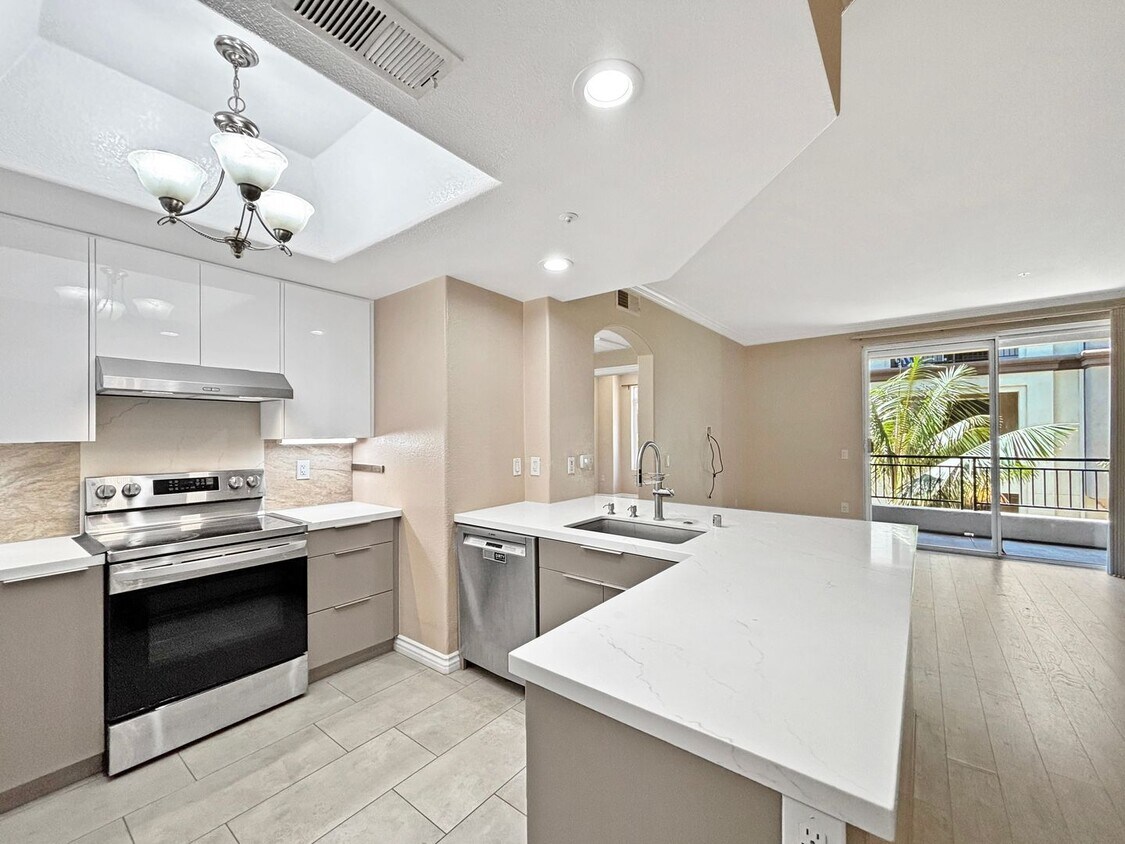 Primary Photo - Stunning 2BD/2BA Condo in La Jolla W/ W/D,...