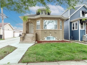 Building Photo - 4345 N McVicker Ave