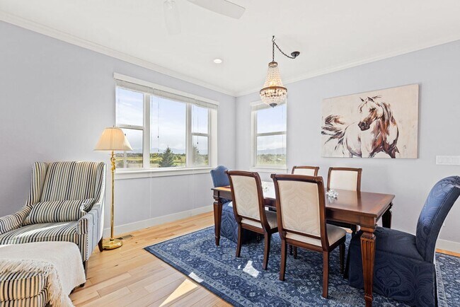 Foto del edificio - Beautiful 6 Bed/4.25 Bath Townhome with Mo...