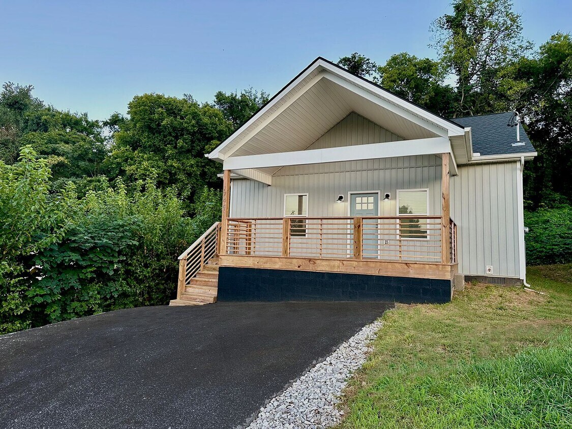 Knoxville 37921 - Modern 3BR/2BA | Near Do... - Knoxville 37921 - 3 bedroom, 2 bath home -...