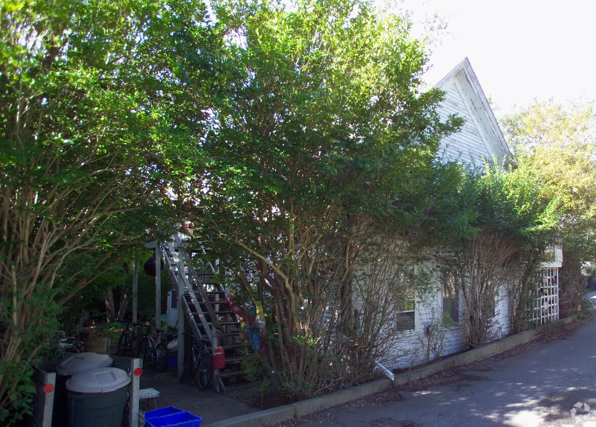 Building Photo - 28 Cottage St