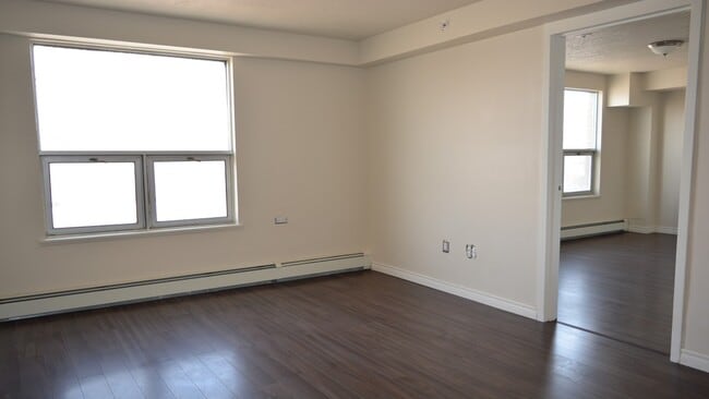 Photo du bâtiment - 570-570 King St W
